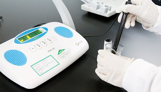 实验人员戴手套在实验台操作分析仪器